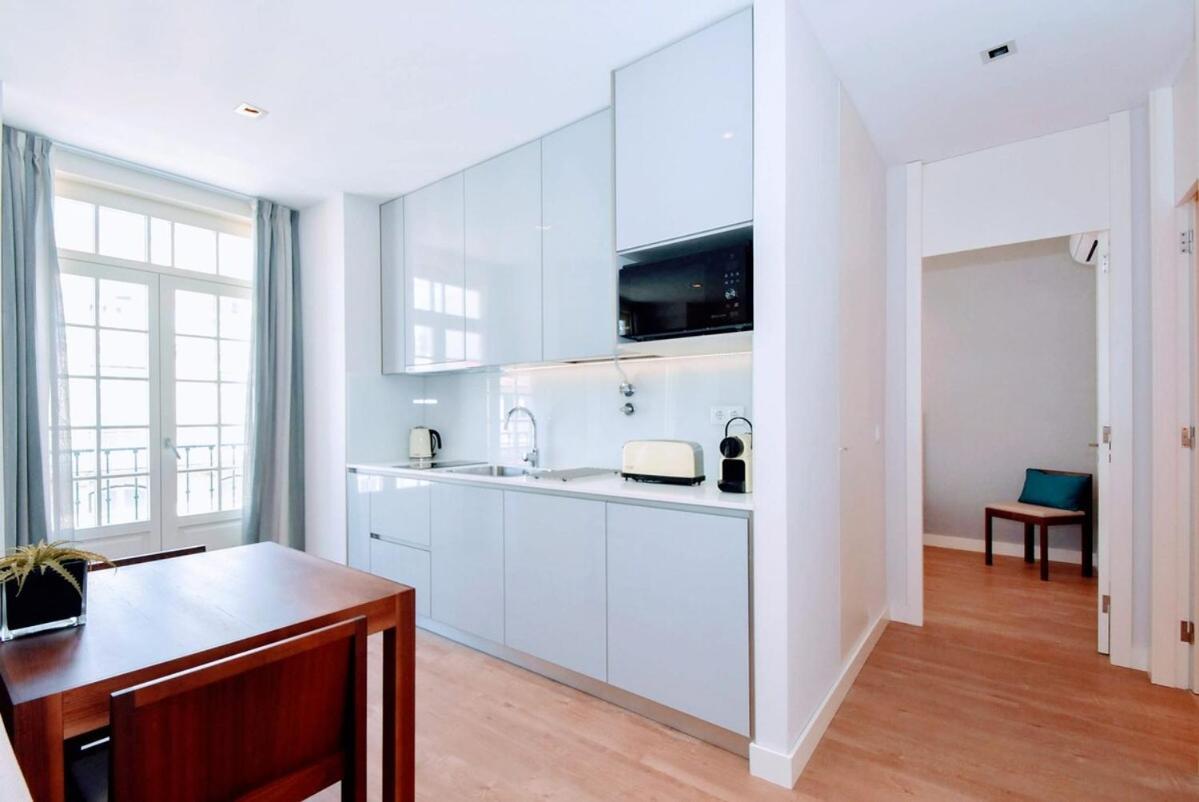 One-Bedroom Apartment Balcony City View