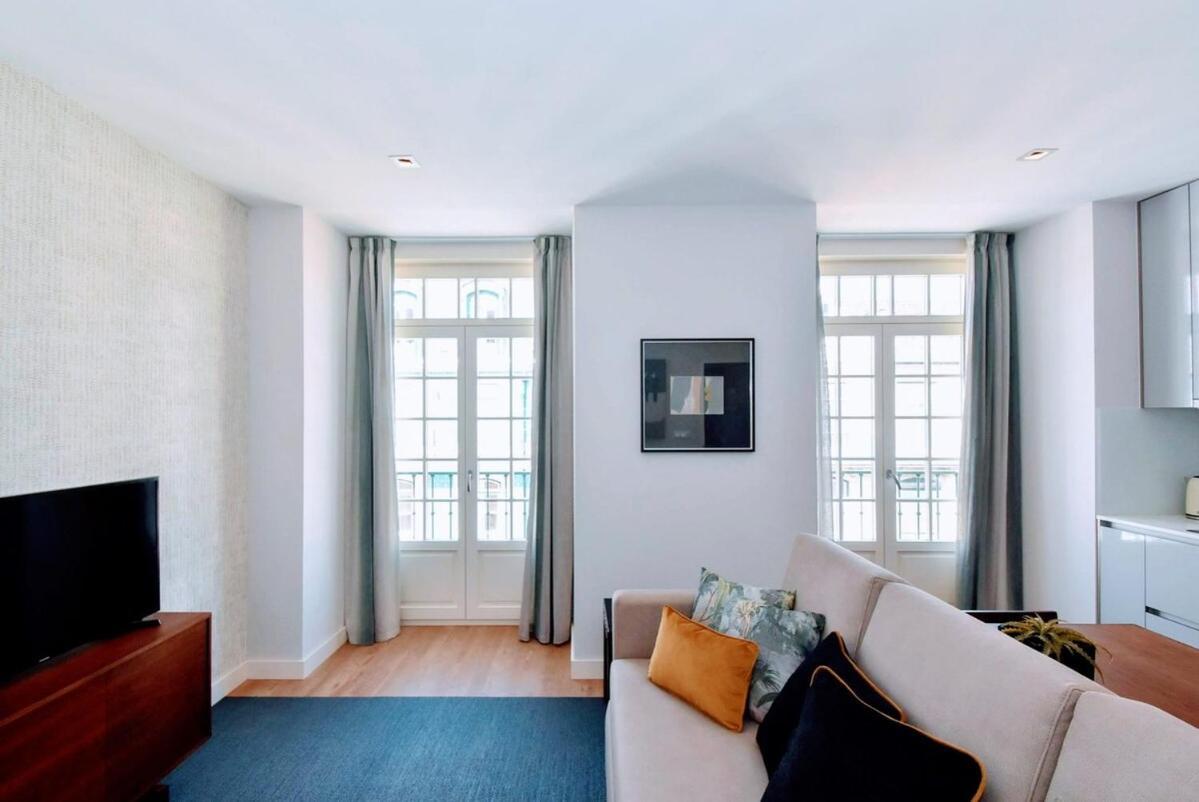 One-Bedroom Apartment Balcony City View