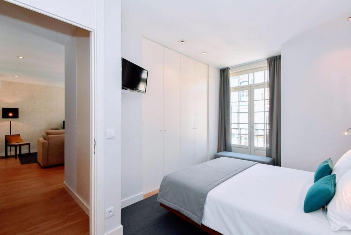 One-Bedroom Apartment Balcony City View
