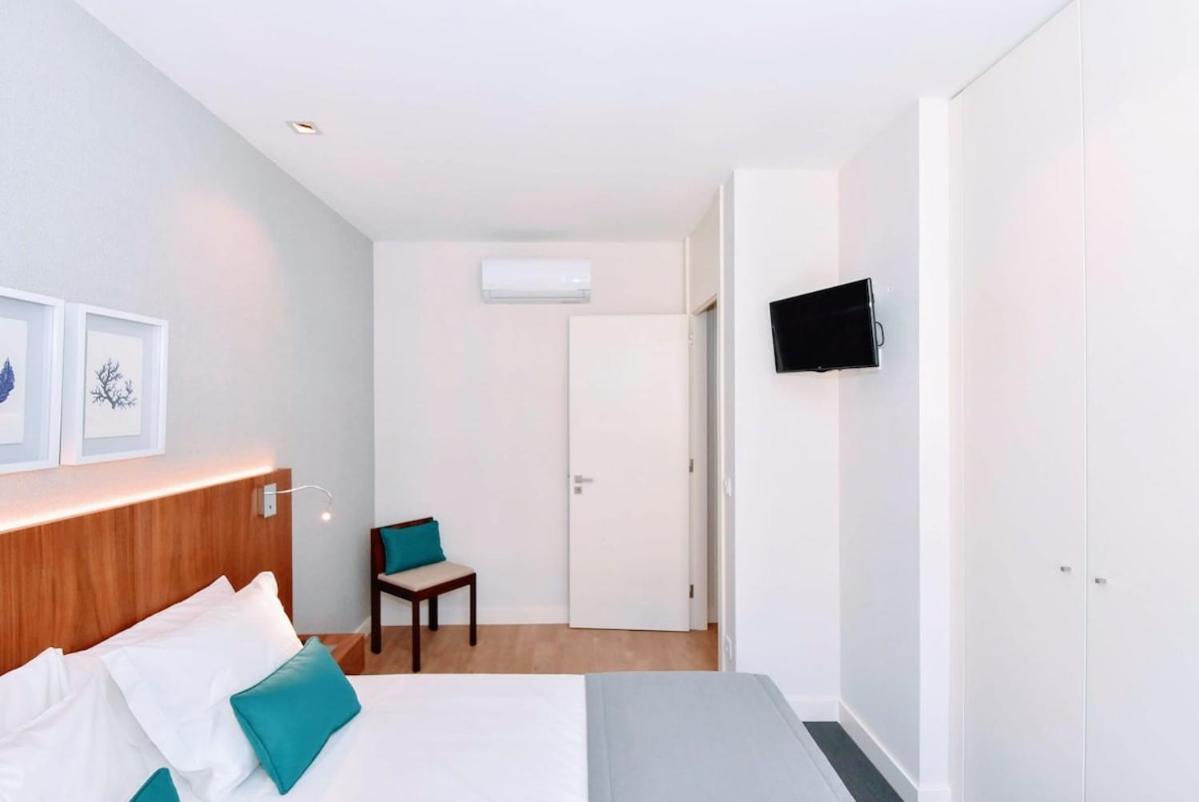 One-Bedroom Apartment Balcony City View