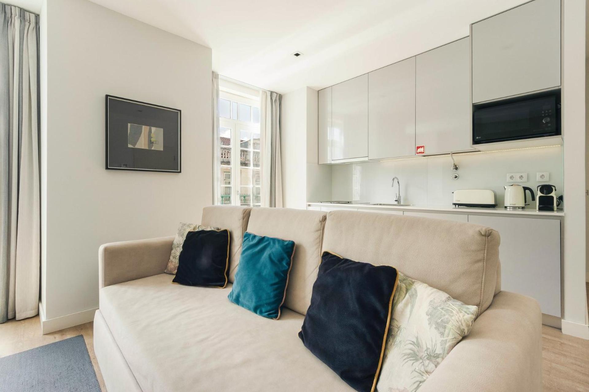One-Bedroom Apartment Balcony City View