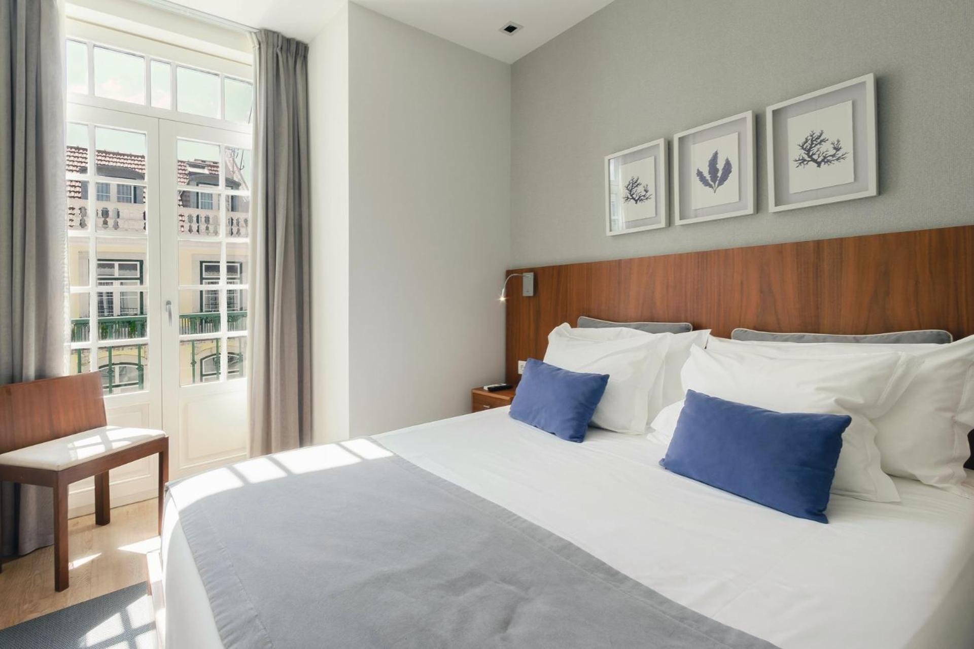 One-Bedroom Apartment Balcony City View